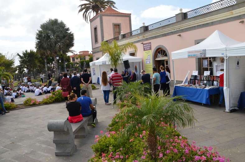 Algunas de las casetas instaladas en la Feria del Libro del pasado año en el parque urbano de Arnao (Foto TA)